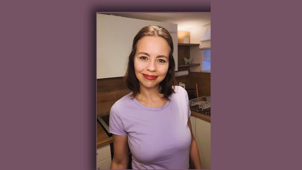 Andrea Disl lächelt vor der Küche in die Kamera